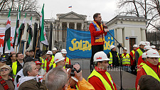 Przed ambasadą Federacji Rosyjskiej w Warszawie trwa manifestacja solidarności z narodem ukraińskim.

Do stolicy przybyli związkowcy ze wszystkich regionów i branż, którzy chcą pokazać poparcie dla Ukrainy i nazwać rzeczy po imieniu. Agresora – nazwać agresorem, a ofiarę – ofiarą.