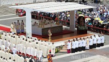 Czerwiec: Msza Święta kanonizacyjna ojca Stanisława Papczyńskiego i szwedzkiej brygidki Marii Elżbiety Hesselblad na placu św. Piotra w Watykanie.