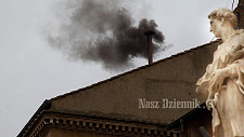 13 marca 2013 r. – czarny dym nad Kaplicą Sykstyńską w drugi dzień konklawe.