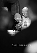 Jan Paweł II i ks. kard. Franciszek Macharski w sanktuarium Bożego Miłosierdzia w Krakowie-Łagiewnikach (7.06.1997)