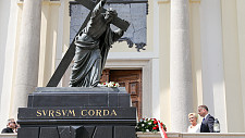 Złożenie wieńca pod figurą Chrystusa