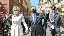 Prezydent Andrzej Duda z Pierwszą Damą po Mszy św. 