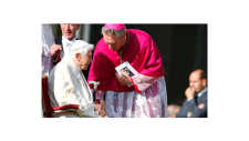 Papież senior Benedykt XVI uczestniczył w dzisiejszym spotkaniu Franciszka z dziadkami i osobami starszymi na placu św. Piotra. Benedykt XVI przybył na spotkanie w towarzystwie swojego osobistego sekretarza ks. abp. Georga Gänsweina, prefekta Domu Papieskiego. Po przybyciu na plac Franciszek podszedł do Papieża seniora i serdecznie go przywitał.
