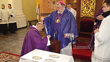 W Środę Popielcową ks. bp Antoni Dydycz, ordynariusz diecezji drohiczyńskiej, celebrował Eucharystię w drohiczyńskiej katedrze pw. Trójcy Świętej.

Ks. bp Antoni Dydycz pobłogosławił popiół, który potem przyjął na swoją głowę z rąk proboszcza parafii katedralnej ks. kanonika dr. Zbigniewa Średzińskiego.

W Eucharystii uczestniczyli kapłani pracujący w Drohiczynie, klerycy, siostry zakonne oraz wierni z tego miasta.