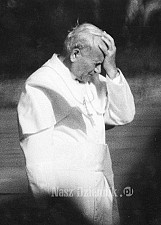 Jan Paweł II przed powrotem do Rzymu. Krakowskie lotnisko w Balicach (23.06.1983) 