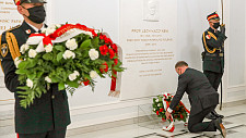 Złożenie kwiatów pod tablicą upamiętniającą prezydenta Lecha Kaczyńskiego