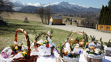 Zakopane, 11.04.2020. Wielka Sobota. Koszyczki wystawione do święcenia. Księża misjonarze z zakopiańskiego sanktuarium Matki Bożej Objawiającej Cudowny Medalik wyruszyli zaprzęgami konnymi, aby poświęcić pokarmy. Wierni wyszli przed swoje domy, wystawiając wzdłuż trasy przejazdu tradycyjne wielkanocne koszyczki