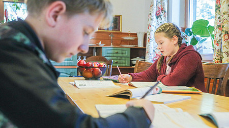 Działania na szkodę uczniów i nauczycieli