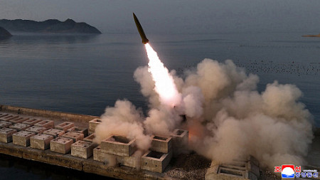 Kim Dzong Un nadzorował test rakiet z zakazaną amunicją