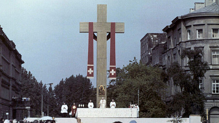 Spłonął krzyż papieski