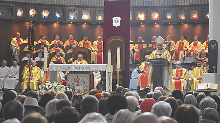 Jezus pokazuje swoje rany, by nas uzdrowić