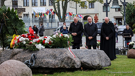 Kwiaty na grobach kapelanów niezłomnych
