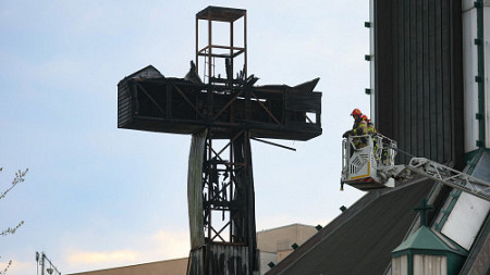 Policja o prawdopodobnej przyczynie pożaru krzyża w Warszawie